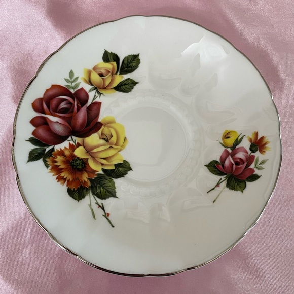 EUC VTG ROYAL WINDSOR 3082 BONE CHINA FOOTED TEACUP AND SAUCER WITH ROSES - Picture 7 of 9